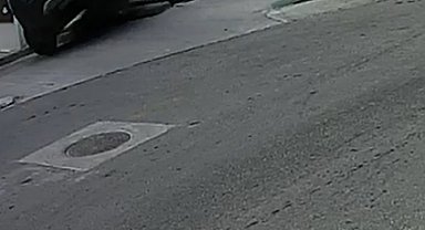 Otomobilin, iş yerinin duvarına çarptığı kaza kamerada