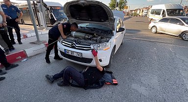 Otomobilin motor kısmında sıkışan kediyi itfaiye kurtardı