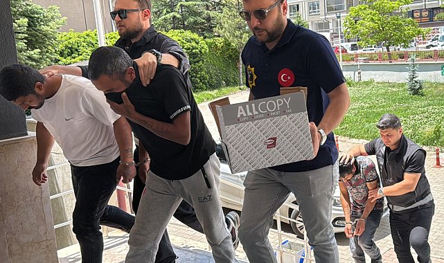 Otomobilin vites körüğünde uyuşturucu sevkiyatı; 2 tutuklama