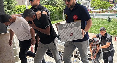 Otomobilin vites körüğünde uyuşturucu sevkiyatı; 2 tutuklama
