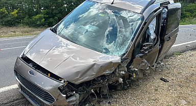 Otomobille hafif ticari araç çarpıştı: 5 yaralı