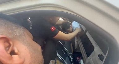Otomobille sokak sokak aradıkları 5 yaşındaki çocukları, aracın bagajında kilitli kalmış