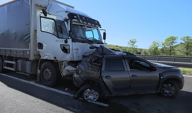 Otoyolda kamyon ile otomobil çarpıştı: 2 yaralı