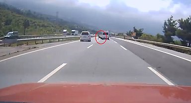 Otoyolda kamyonetin angusa çarptığı kaza kamerada