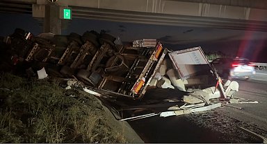 Otoyolda lastiği patlayan TIR, otomobile çarpıp devrildi: 6 yaralı