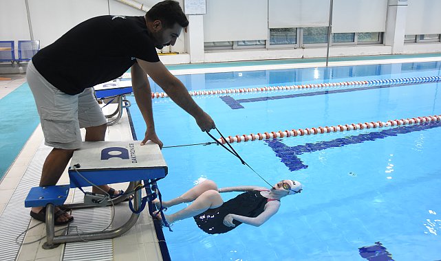 Paralimpik yüzücü Esra, azmi ve dişlerine sıkıştırdığı özel aparatla 3 kez dünya şampiyonu oldu