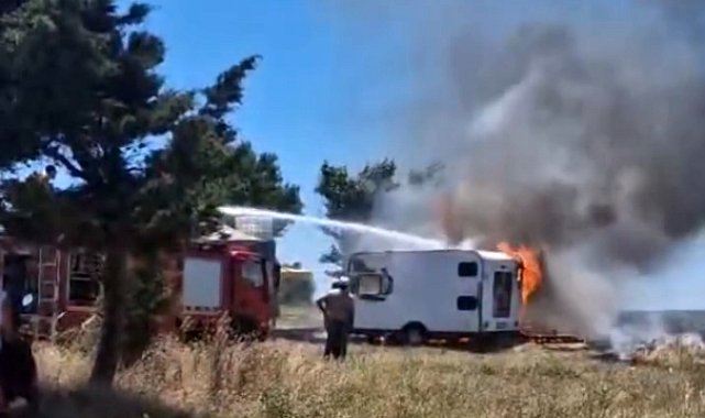 Park halindeki 2 karavan alev alev yandı; o anlar kamerada