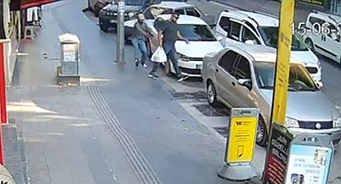 Pastaneden çıkarken silahlı saldırıya uğradı; olay kamerada