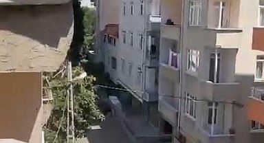 Pendik'te 5 katlı binada çatı izolasyonu sırasında yangın