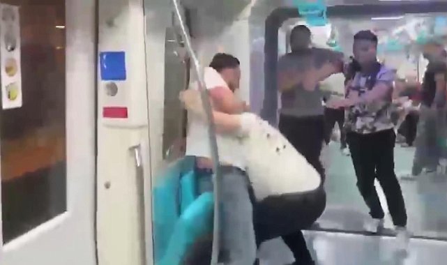 Pendik'te Marmaray'da yumruklu kavga kamerada