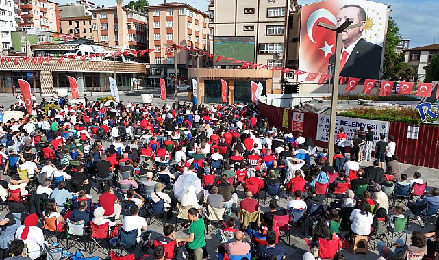 Rize'de dev ekranda milli maç heyecanı