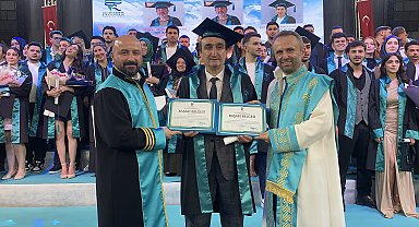 RTEÜ'de mezuniyet coşkusu; 54 yaşında iki ana dalda birinci oldu