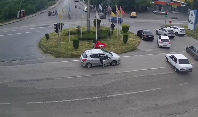Rüzgarda ipi kopan Türk bayrağını vatandaşlar korudu