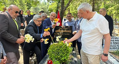 Şair ve yazar Abdurrahim Karakoç, vefatının 14'üncü yıl dönümünde kabri başında anıldı