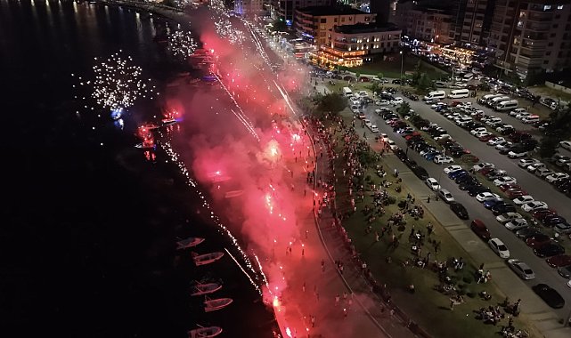 Samsunspor'un 61'inci yılı sahilde meşalelerle kutlandı