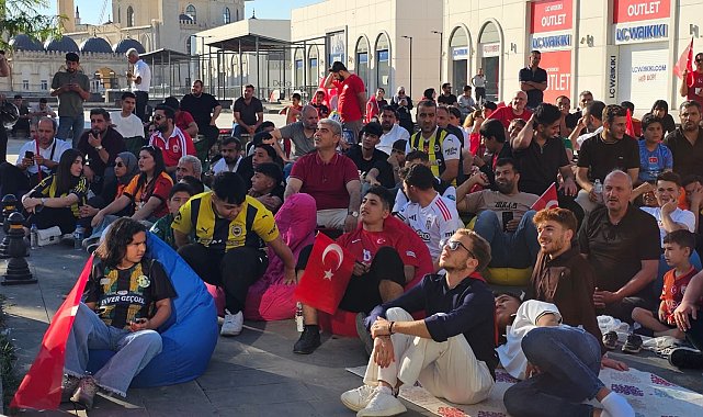 Şanlıurfa'da vatandaşlar milli takım maçını dev ekrandan izledi