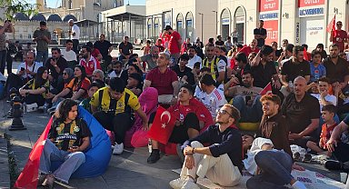 Şanlıurfa'da vatandaşlar milli takım maçını dev ekrandan izledi
