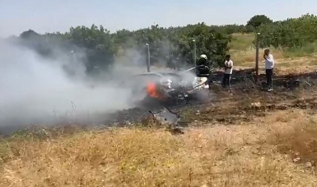 Şanlıurfa'da yanan araçtaki paraları kurtarmaya çalıştılar