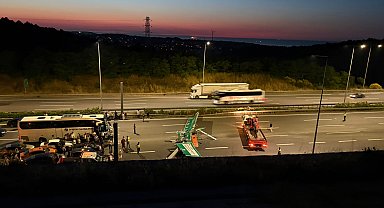 Sarıyer Kuzey Marmara Otoyolu'nda hafriyat kamyonunun çarptığı tabela devrildi; yol trafiğe kapatıldı -1
