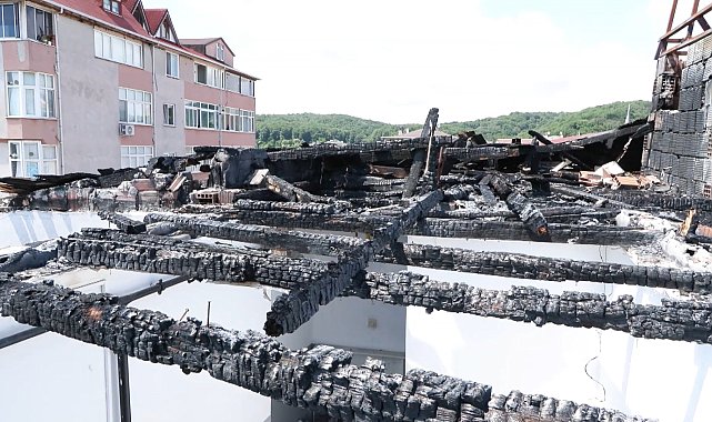 Sarıyer'de 2 aydır çatısı olmayan apartmanda yaşıyorlar: Geçen yıl yaptırdık; yanan çatının parasını ödüyoruz