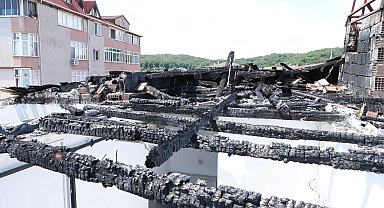 Sarıyer'de 2 aydır çatısı olmayan apartmanda yaşıyorlar: Geçen yıl yaptırdık; yanan çatının parasını ödüyoruz