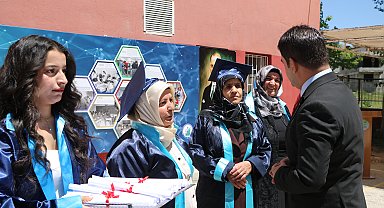 Şehit oğlunun hayalini gerçekleştirdi, 51 yaşında mezun oldu