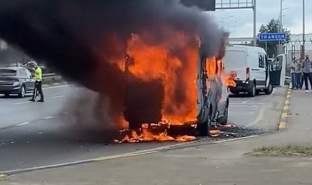Seyir halindeki yolcu minibüsü alev alev yandı