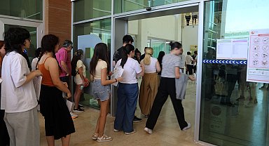 Sınava son anda yetişen adaylara velilerden alkışlı destek