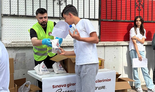 Sincan Belediyesi'nden LGS'ye giren öğrencilere ve velilere ikram