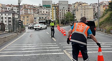 Şişli Bomonti Tünel çıkışında kamyonet devrildi; yol trafiğe kapandı