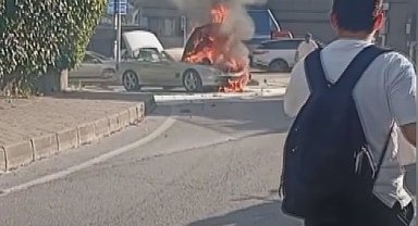 Şişli'de seyir halindeki otomobil alev alev yandı