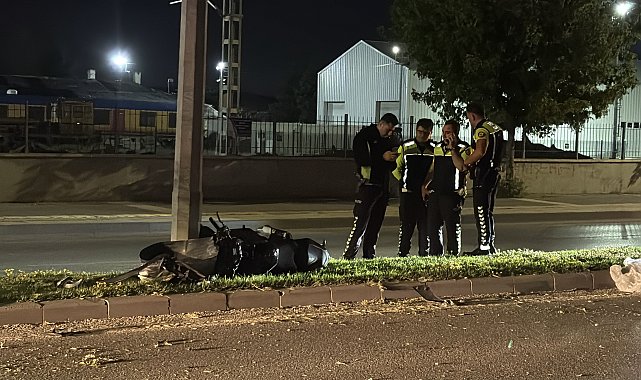 Sivas'ta motosiklet aydınlatma direğine çarptı: 2 yaralı
