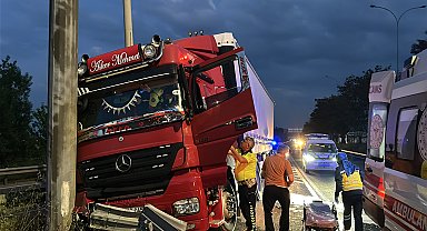 Şoförü rahatsızlanan TIR, refüjdeki bariyerlere çarptı