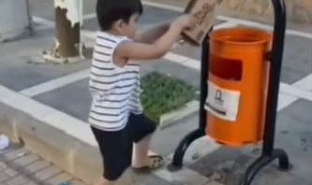 Sokaktaki çöpleri toplayıp kutuya atan minik Aras'a belediyeden hediye