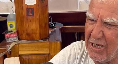 Son süngerci Aksona Mehmet, teknesine gelen kargaya elleriyle su içirdi