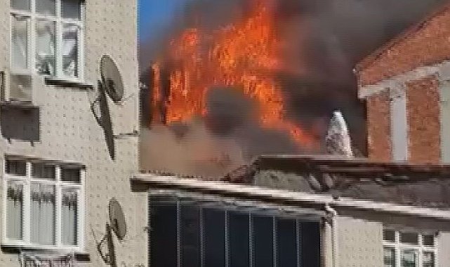 Sultangazi'de apartmanın çatısında çıkan yangın 6 binaya daha sıçradı Ek görüntüyle geniş haber