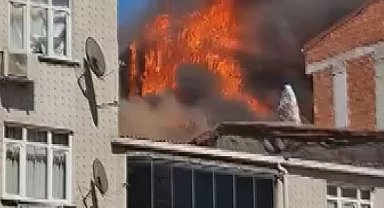 Sultangazi'de apartmanın çatısında çıkan yangın 6 binaya daha sıçradı Ek görüntüyle geniş haber
