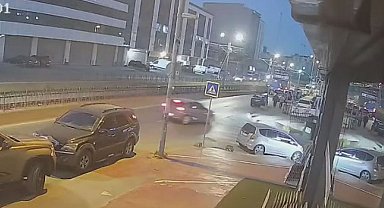 Sultangazi'de otomobil aydınlatma direğine çarptı; sürücü ve yanındaki kişi kaçtı