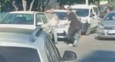 Sultangazi'de trafik kazasının ardından çıkan bıçaklı kavga kamerada: 1 ölü, 2 yaralı