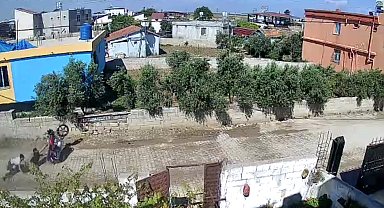 Sürücüsünün ön tekerini kaldırdığı motosiklet duvara çarptı; kaza kamerada