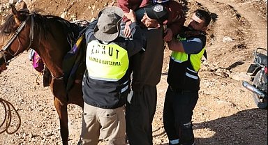Süt sağarken rahatsızlanan kadın, katırla ambulansa ulaştırıldı