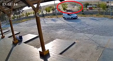 Takla atan otomobildeki 2 kişi, ağır yaralandı; kaza kamerada