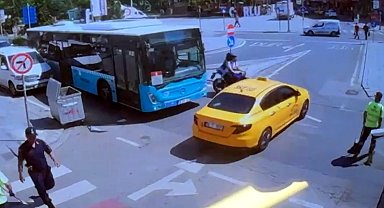 Taksi ile motosikletin çarpıştığı kaza kamerada
