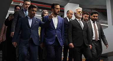 Tamer Karadağlı 'Alev Alatlı Şehir Kütüphanesi ve Tiyatro Binası'nı ziyaret etti