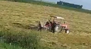 Tarım aletinde sıkışan çiftçi yaralandı, olay kamerada