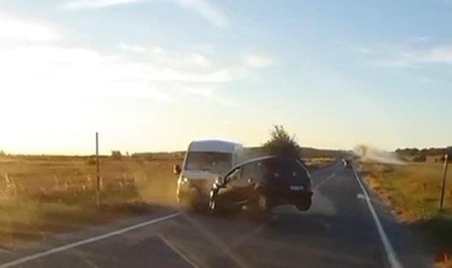 Tekirdağ'da minibüs ile otomobil çarpıştı; 1 ölü, 2 yaralı