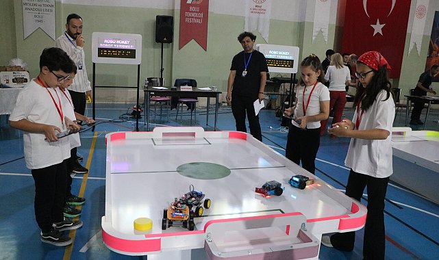Teknoloji festivalinde öğrenciler, yaptıkları mini robotlarla yarıştı