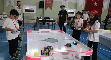 Teknoloji festivalinde öğrenciler, yaptıkları mini robotlarla yarıştı