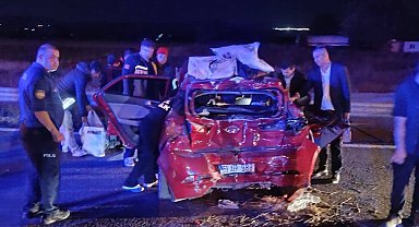 TIR, kırmızı ışıkta bekleyen otomobile çarptı: 3 yaralı