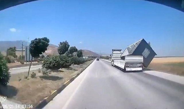 TIR'da yüklü konteyner, fırtınada düştü; o anlar kamerada